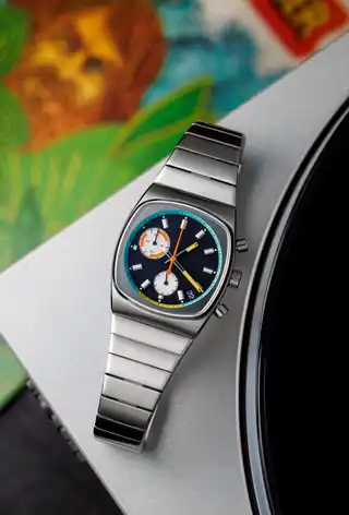 Brew’s styled photograph shows the Retro dial and bracelet together.