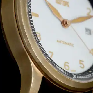Side detail of the case and dial edge.