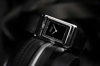 The black face of the Silver–Black Versa, shown in Vario’s product photograph.