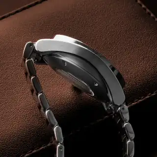 Side profile of the case and bracelet.