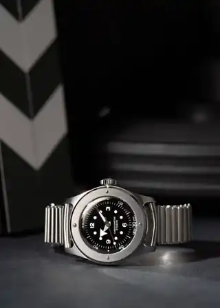 The 7505-1 photographed off the wrist.