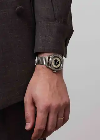 6190 TXD photographed on a wrist by Serica.